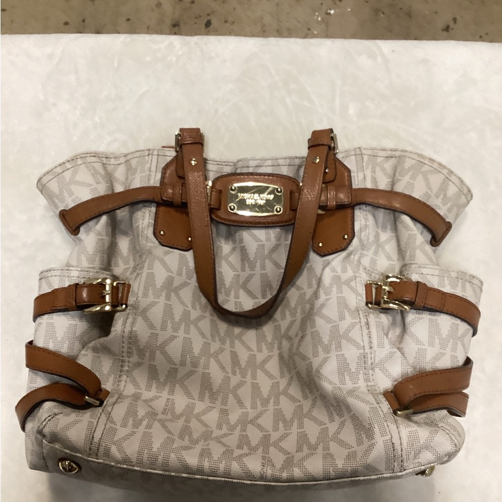Used Michael kors purse ints been used a bit but nothing wrong with it